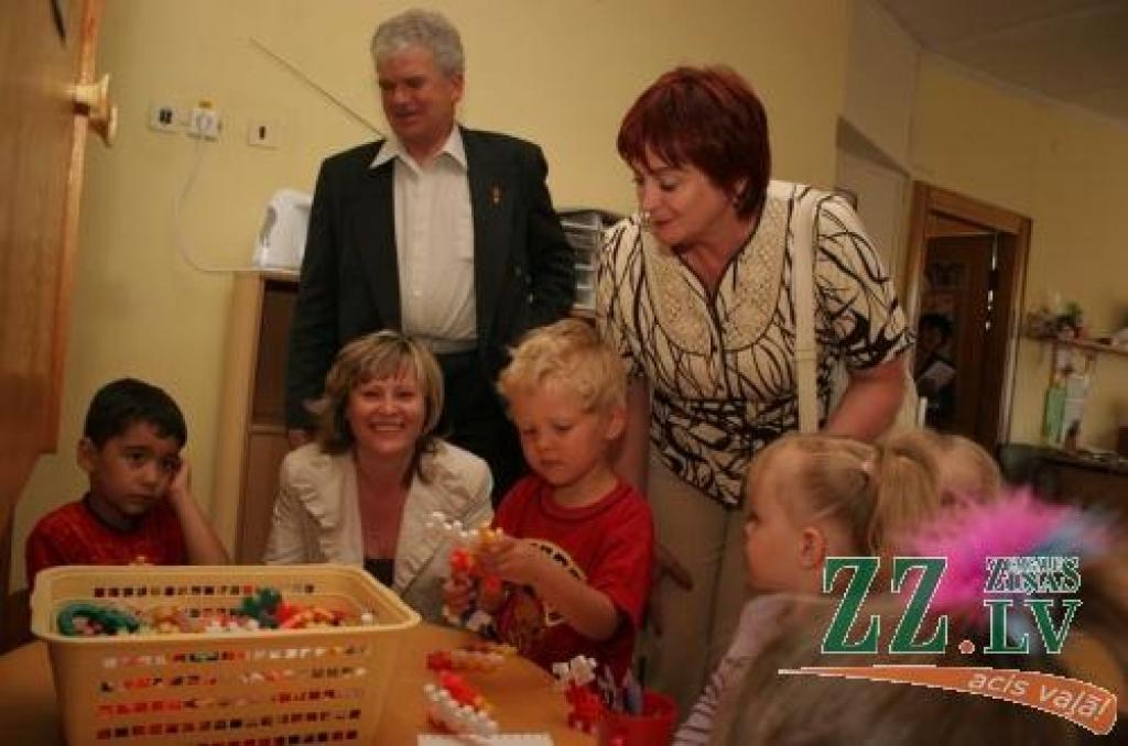 Biedrības «Kolima – Baltija» priekšsēdētājs Andrejs Ozols, Magadanas Domes Finansu pārvaldes vadītāja Tamāra Atanova un Domes priekšsēdētāja padomniece Nadežda Komarova apmeklēja arī pašvaldības pirmsskolas izglītības iestādi «Rotaļa».