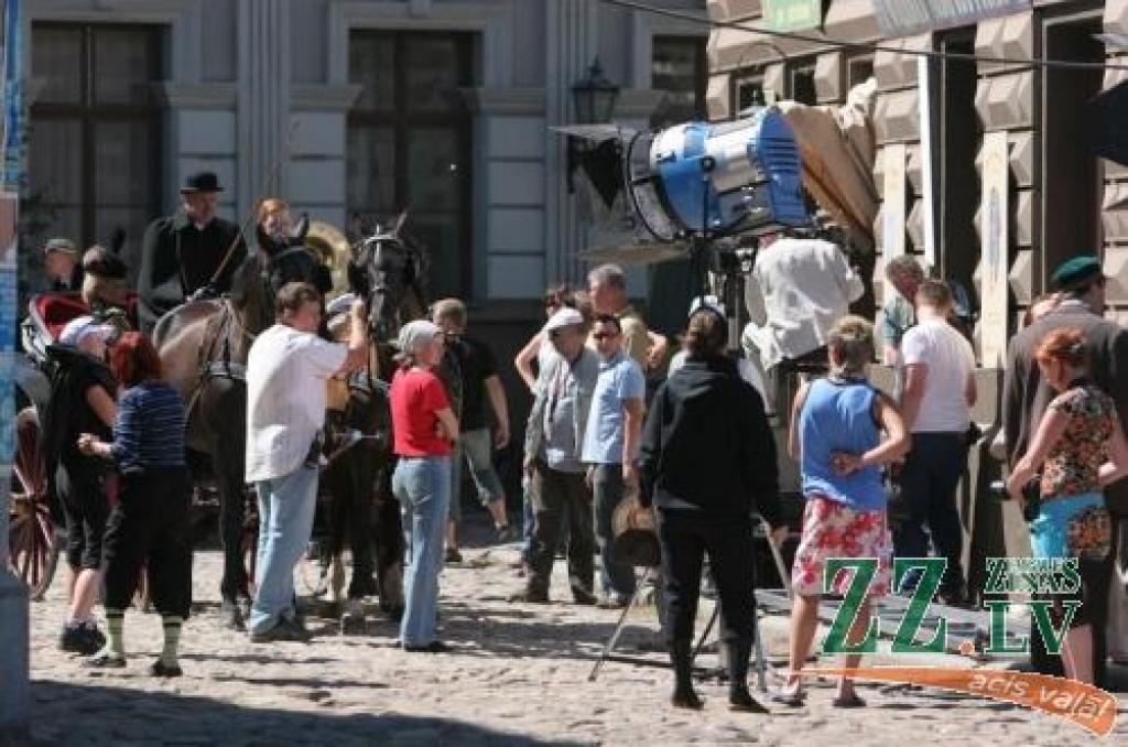 Kinopilsētā «Cinevilla» tiek filmēti «Rūdolfa mantojuma» skati.