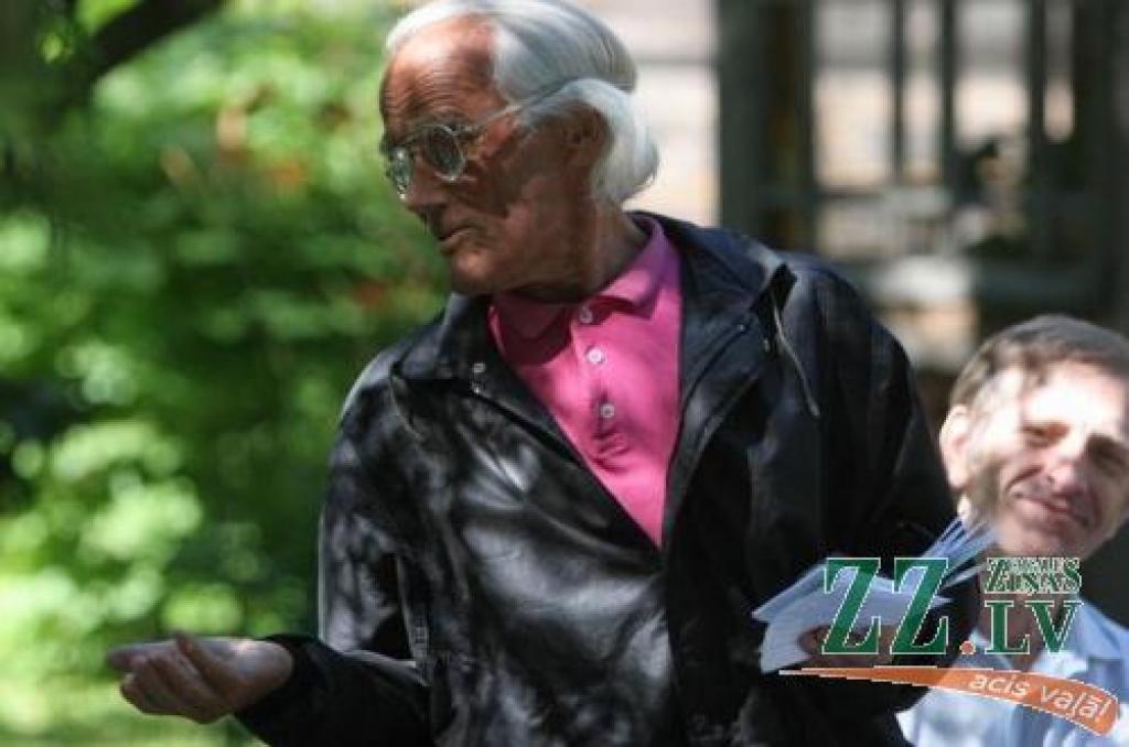 Jelgavā dzīvojošais dzejnieks Kosts Overčenko klātesošajiem lasīja savu dzeju ukraiņu valodā.