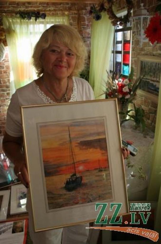 Zigrīda Cīrule ar vienu no saviem darbiem.