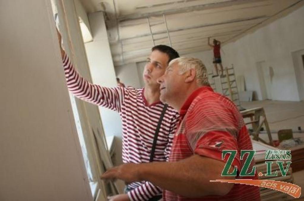 SIA «MKG Būve» direktors Māris Gustiņš (no kreisās) un strādnieks Jānis Osis.