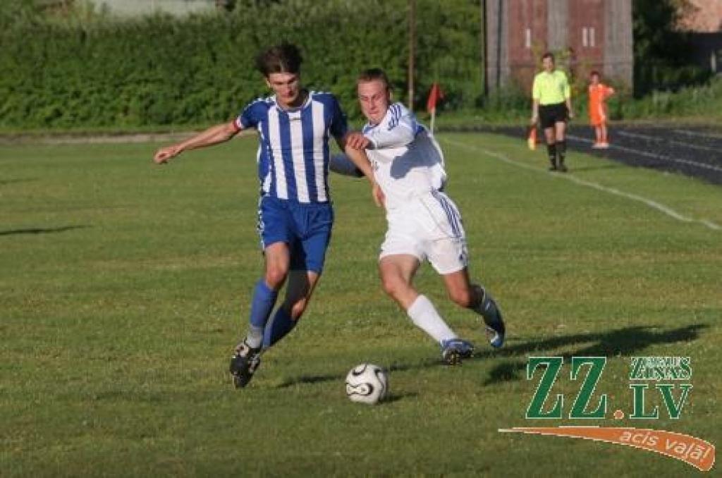 Cīņā par bumbu - (no kreisās) FK «Jelgava» kapteinis Valērijs Redjko.