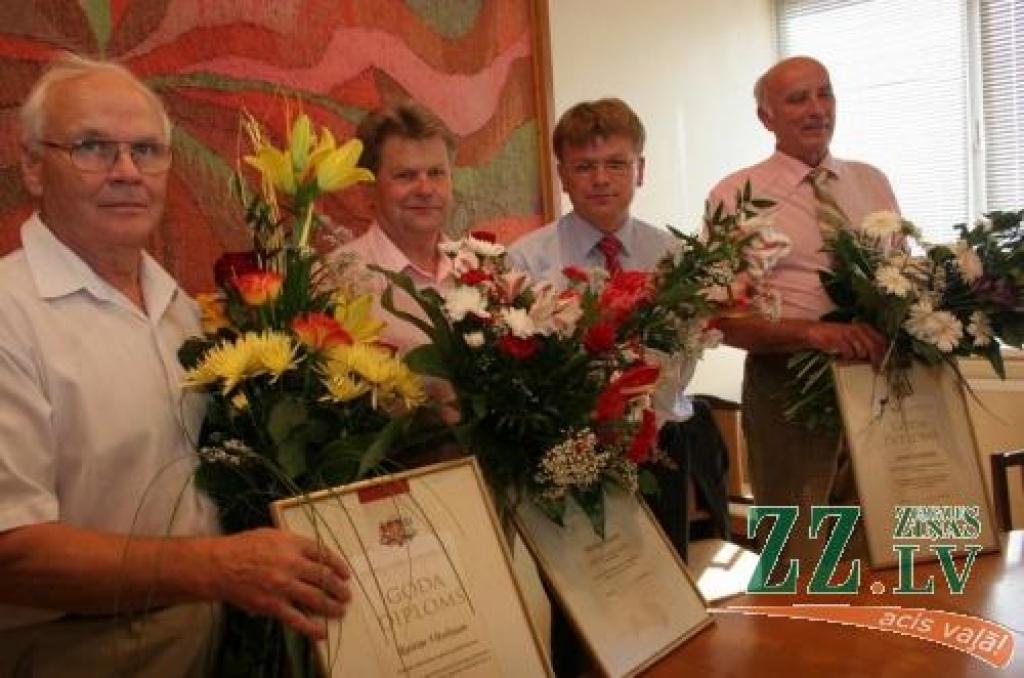 Ministrs un laureāti: (no kreisās) R. Vītoliņš, M.Ainārs, A.Štokenbergs un J.Krūklītis.