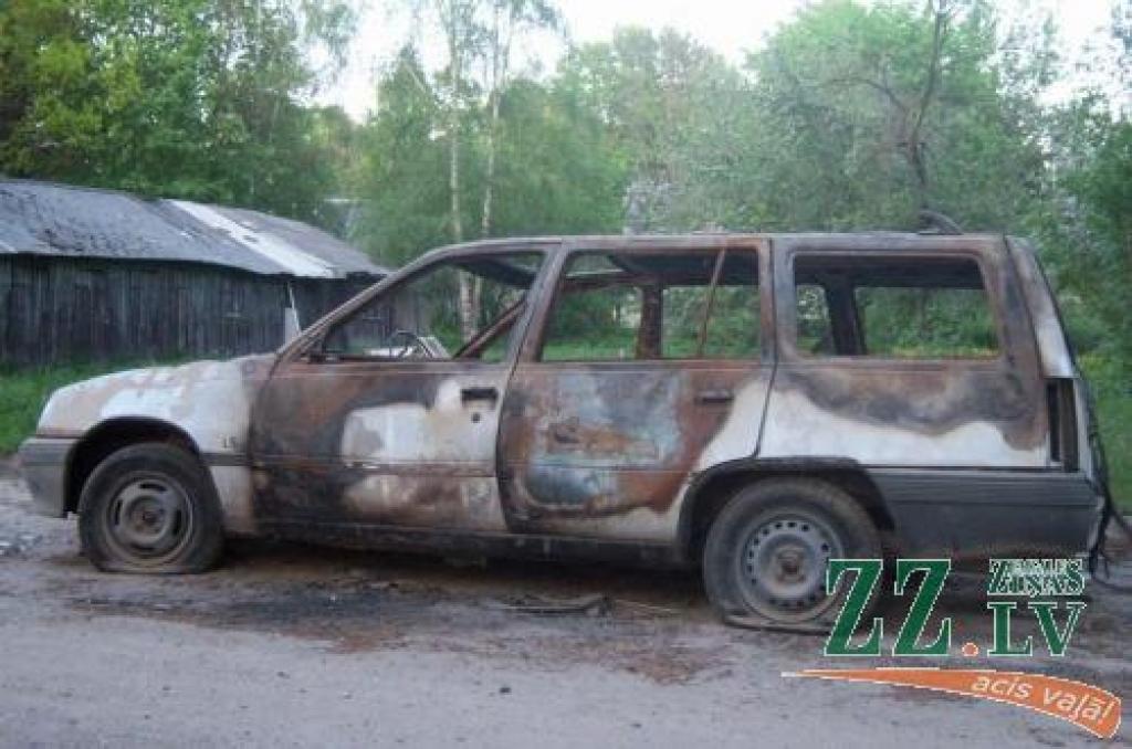 Asteru ielā nozagtais «Opel» pēc apzagšanas tika sadedzināts Dambja ielā, kur vēl ilgi stāvēja tā karkass. 