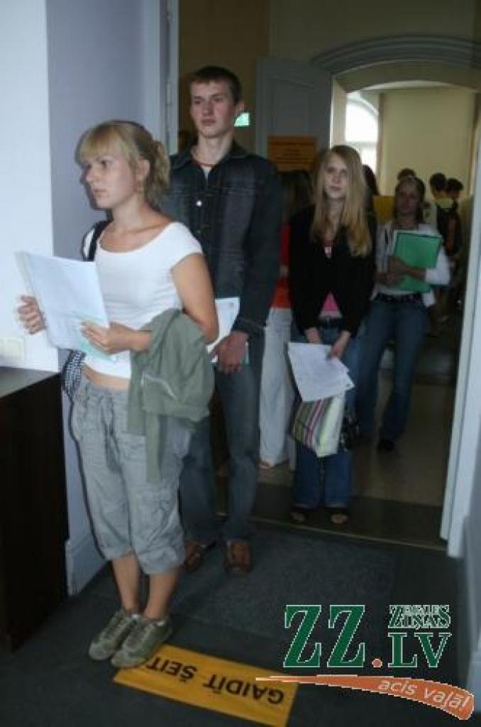 Pirmajā reflektantu dokumentu pieņemšanas dienā Baiba Ģingule (priekšplānā) no Trikātas pieteicās studijām Pārtikas tehnoloģijas fakultātē, bet vaiņodieši Ivo Zainutdinovs un Guna Taujēna – Lauku inženieru fakultātē.