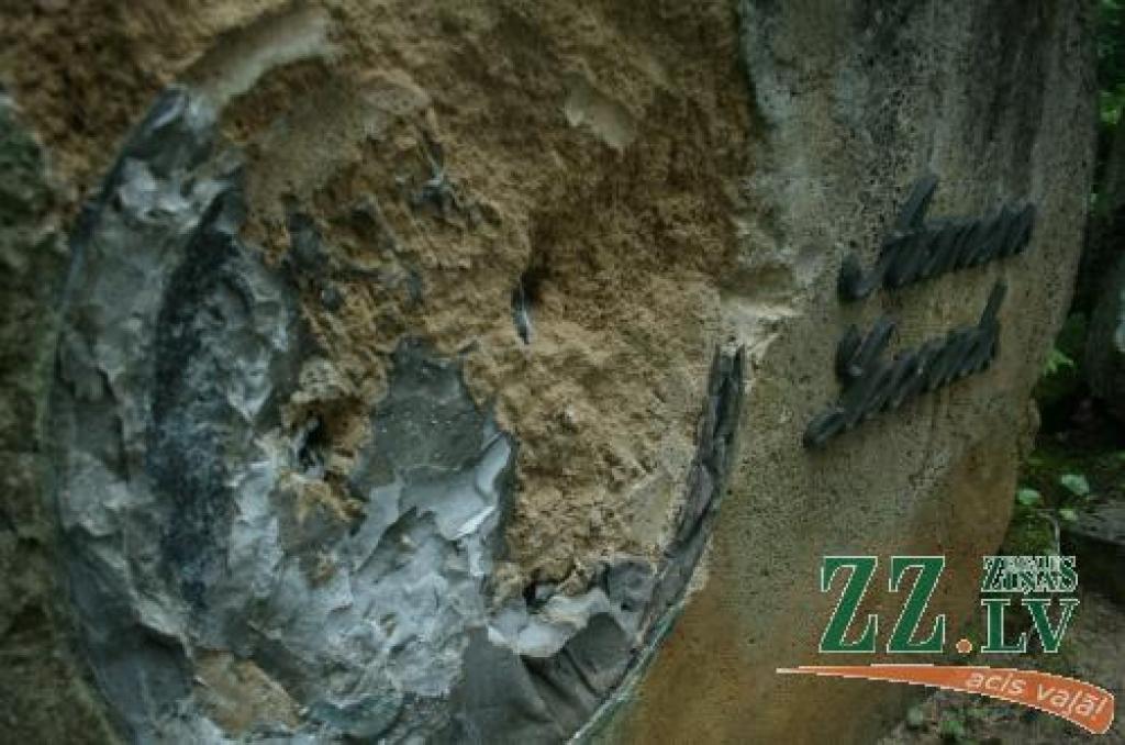 Vienam kapu piemineklim no akmens pamata nozagts bronzas bareljefs.