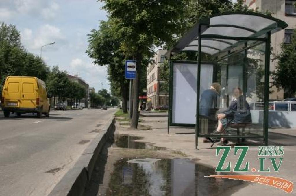 Autobusa pieturvieta Lielajā ielā pie veikala «Kanclers».