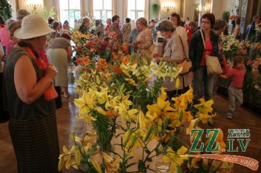 Katra zāle veltīta noteiktiem ziediem - šeit apmeklētāju skatus priecē košās krāsās saziedējušas lilijas.