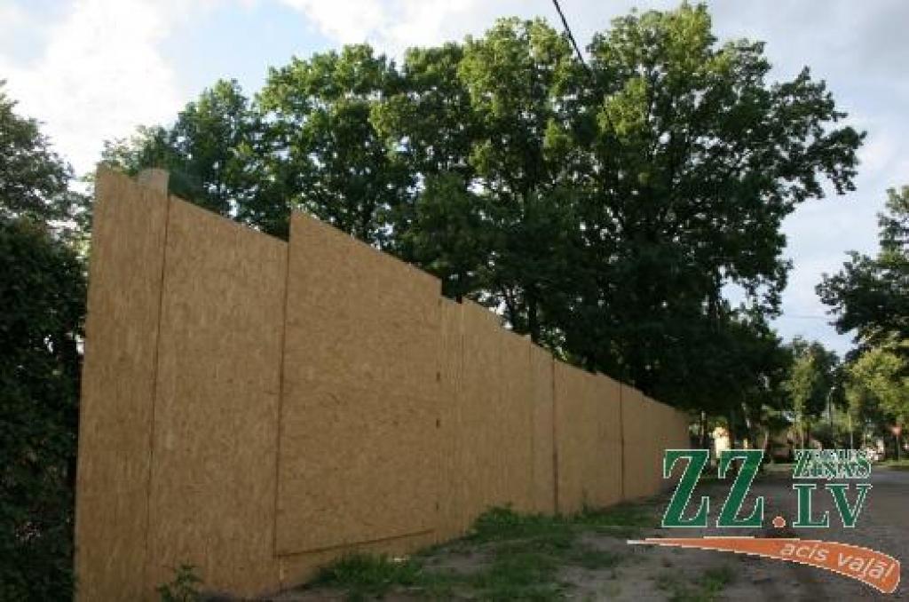 Pilsētnieki noraizējušies, vai būvdarbi aiz augstā nožogojuma Brīvības bulvāra un Veco Strēlnieku ielas stūrī nekaitēs simtgadīgajiem ozoliem. Kā teritorijas īpašnieks, tā arhitekte un darbu veicēji apgalvo, ka jau iepriekš padomāts par kokus saglabāšanu. 