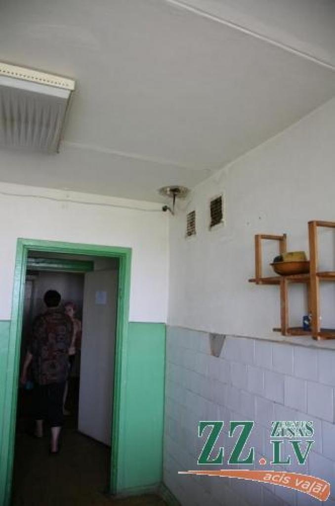 Bēdīgā stāvoklī ir arī mājas jumts, par ko liecina arī plankumi uz griestiem. «Ziņas» novēroja, ka lietainā laikā mitrumam pakļauti arī vadi koplietošanas virtuvē.