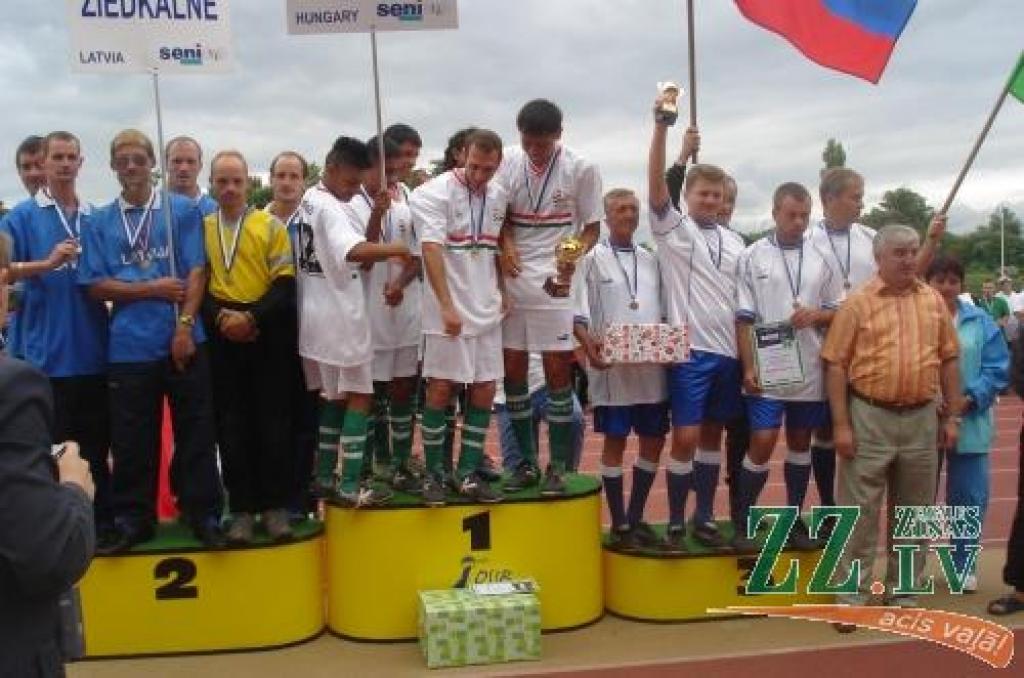 Uz goda pjedestāla (no kreisās) otrās vietas ieguvēja «Ziedkalnes» komanda, uzvarētāji ungāri no Komlo un bronzas medaļnieki no Severnajas Krievijā. Jāņa Riharda foto.