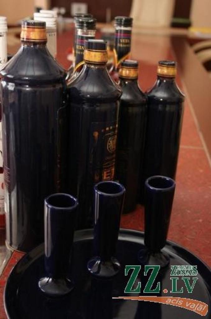 Ar laiku līdzās ierastajiem tilpumiem «Vetas» izstrādājumus paredzēts pildīt arī suvenīrveida traukos.