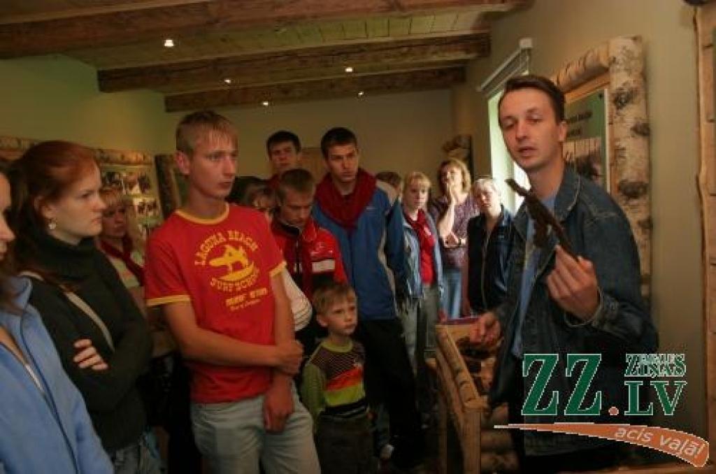 Pleskavas viesi un vietējie jaunieši Ziemassvētku kauju muzejā apskatīja sev interesējošos eksponātus un klausījās muzeja vadītāja Dagņa Dedumieša stāstījumā.