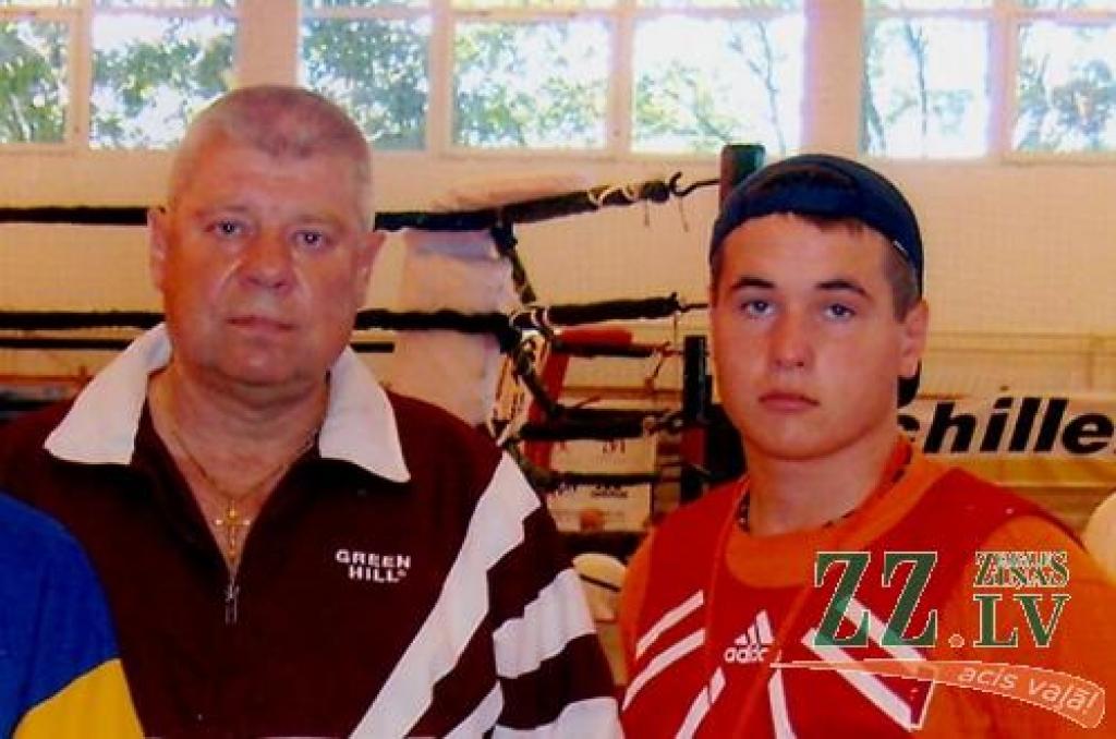 Eiropas kadetu čempionāta boksā piektās vietas ieguvējs smagajā svarā Sergejs Soldatenoks (no labās) un viņa treneris Aleksandrs Zahārovs spriež, ka piektā vieta sacensībās, kurās piedalījās 33 valstu bokseri, ir labs rezultāts. Foto no kluba «Madara» arhīva.