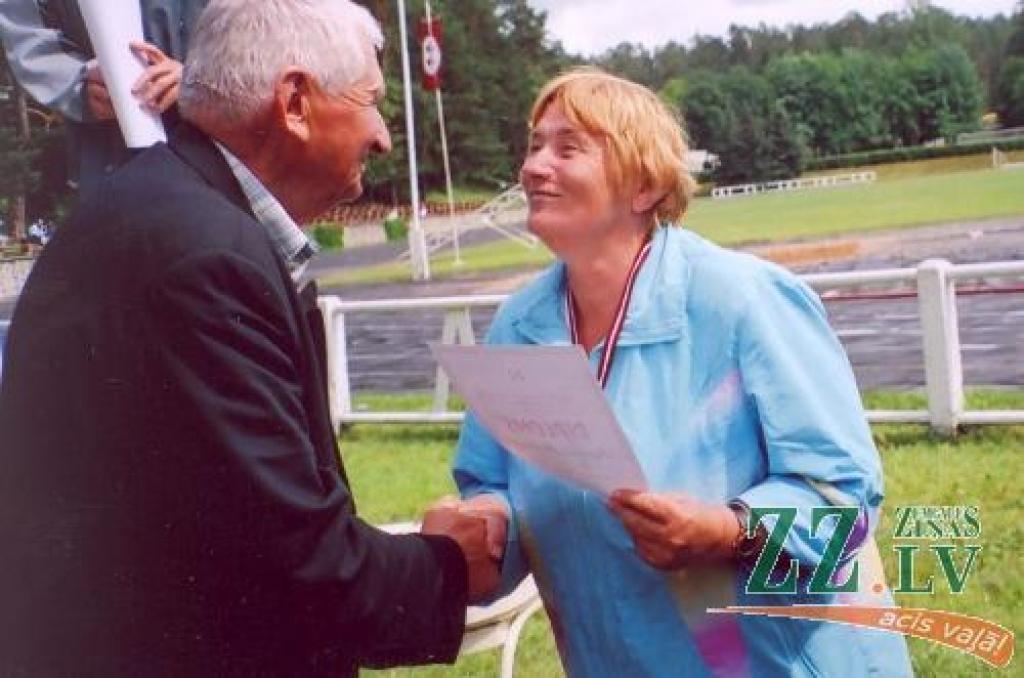 Apbalvojumu saņem trīs bronzas medaļas vieglatlētikas disciplīnās izcīnījusī Spīdolas ģimnāzijas sporta skolotāja Juzefa Blumberga.