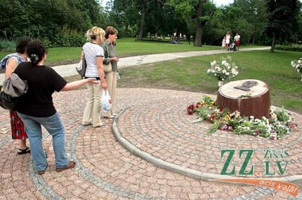 Slavenā novadnieka A.Bīlenšteina piemiņas vietu jau pirmajā dienā apmeklēja dobelnieki un pilsētas viesi.