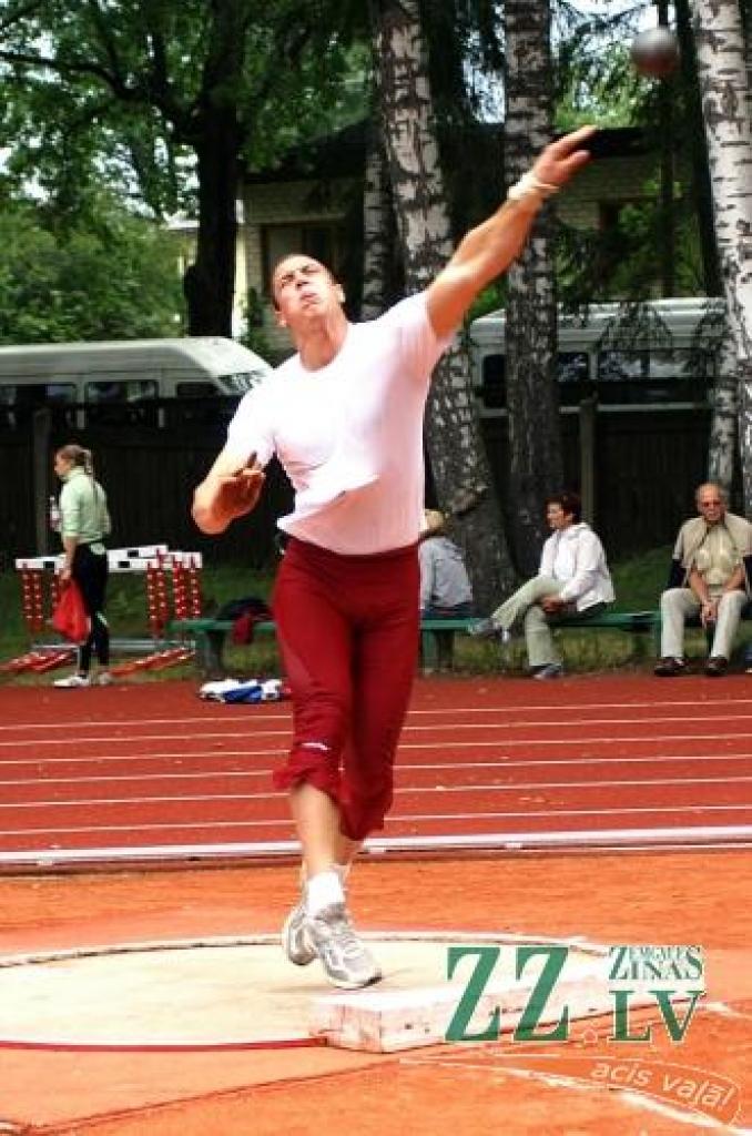 Uzstādot savu personīgo rekordu, otrajā vietā ierindojās lodes grūdējs Oskars Siļčenoks.