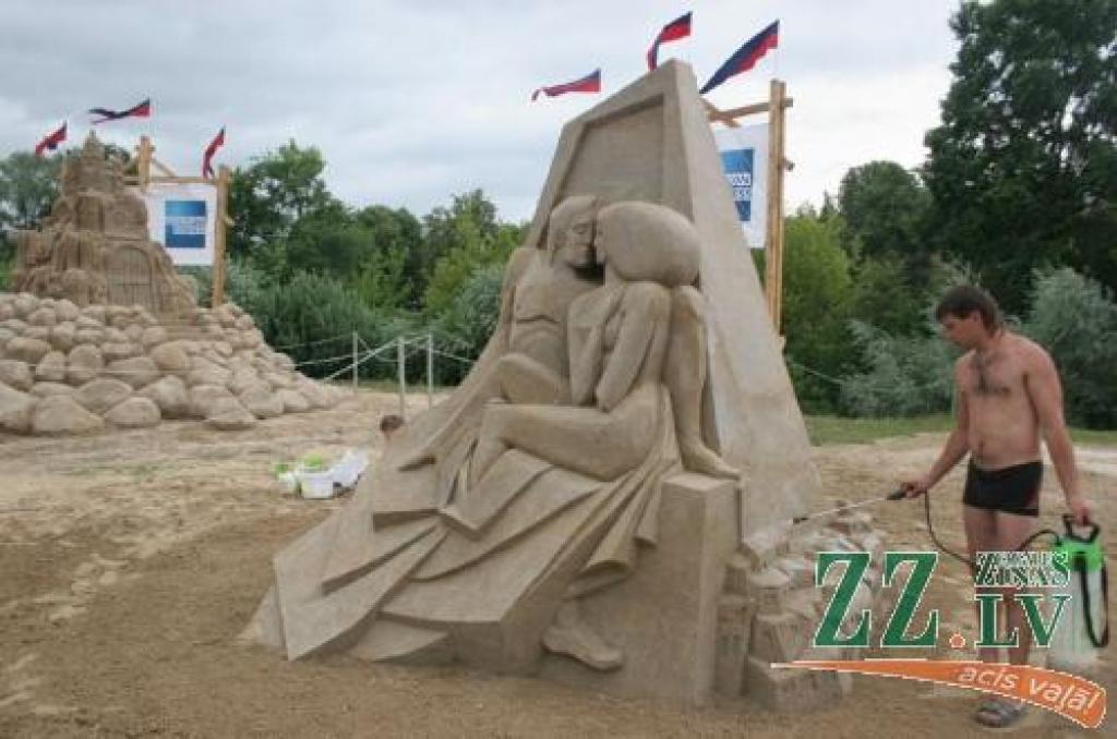 Pūles nav bijušas veltas - Irinas Čistjakovas un Andreja Molokova tēlnieciskā lirika par mīlestības tēmu ieguvusi galveno festivāla godalgu.