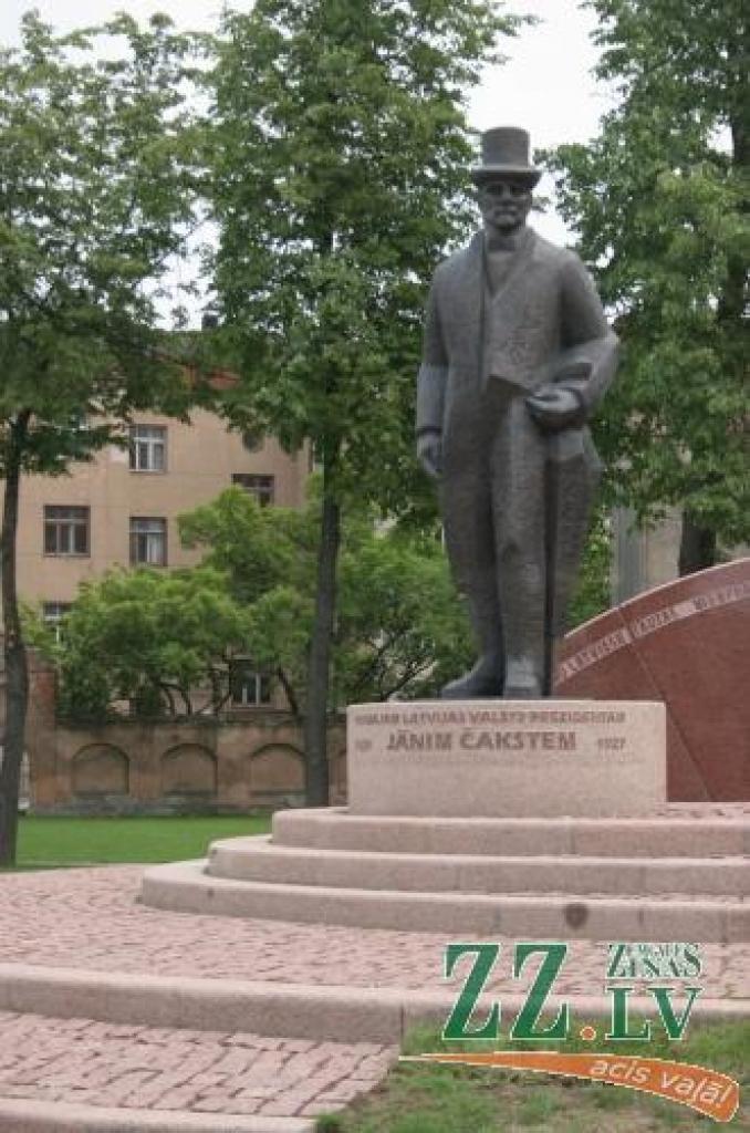 Tieši šajā vietā svētdien pirmo uzrunu tautai teiks jaunais Latvijas Valsts prezidents Valdis Zatlers.