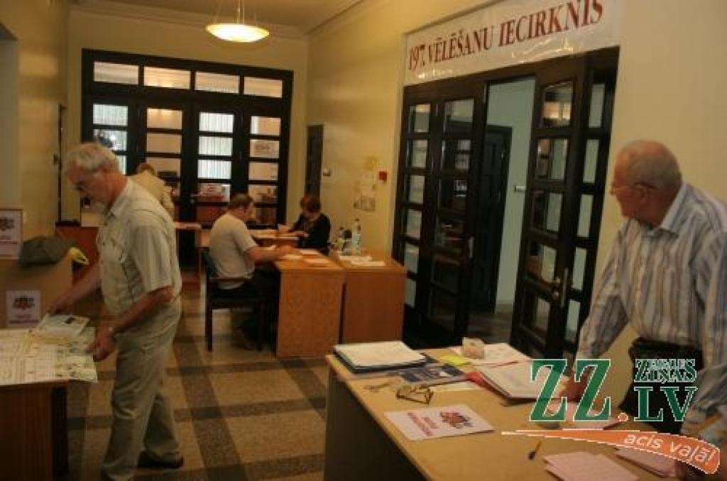 Lietuvas šosejas vēlēšanu iecirkņa darbinieki desmit dienas strādā caurstaigājamā telpā, kur ir niecīga platība, bet aizslietņos - nepietiekams apgaismojums.