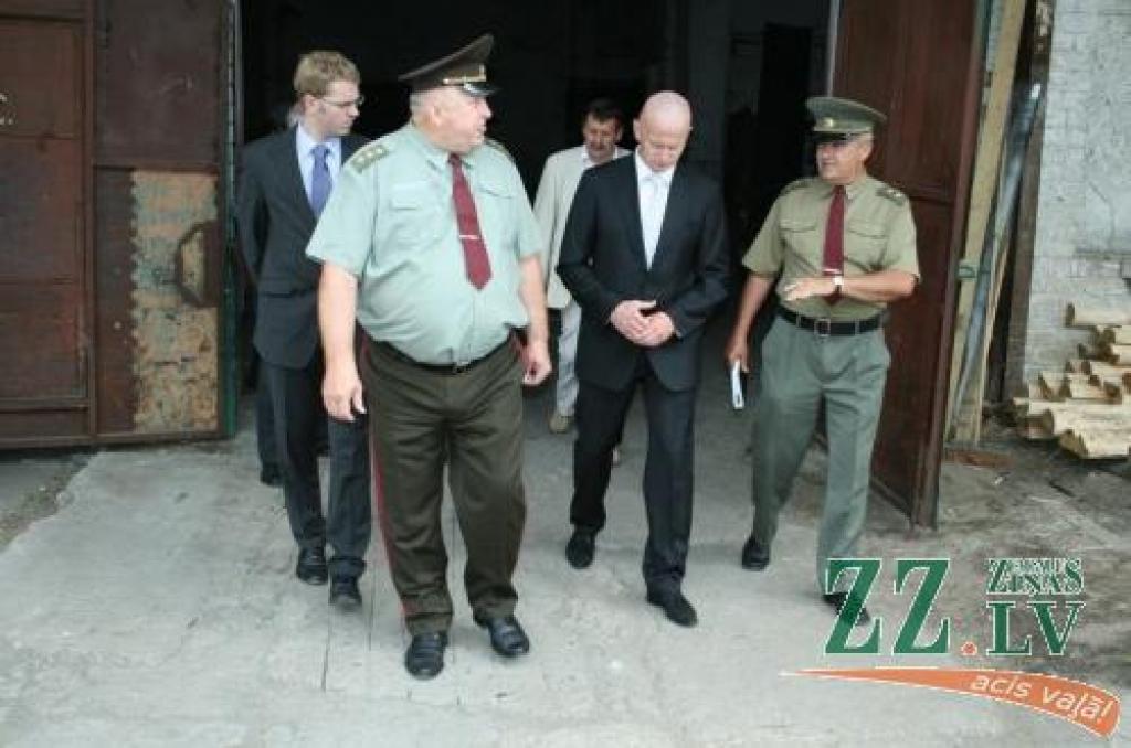 Ministrs ar Jelgavas cietuma vadību apsprieda ieslodzīto nodarbināšanas paplašināšanas iespējas.