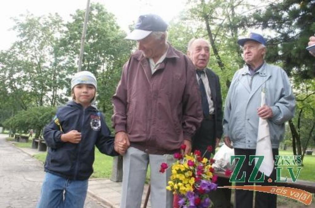 Uz pieminekļa atklāšanu devās dažādu paaudžu cilvēki.....