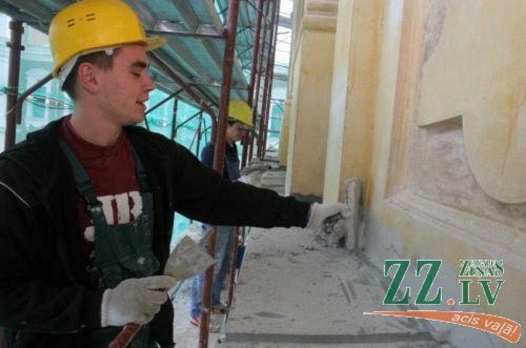 Strādnieki darbus apzināti nesasteidz, taču līdz jaunā Valsts prezidenta Valda Zatlera inaugurācijas ballei Jelgavas pils iekšpagalma fasādes remonts būs pabeigts.