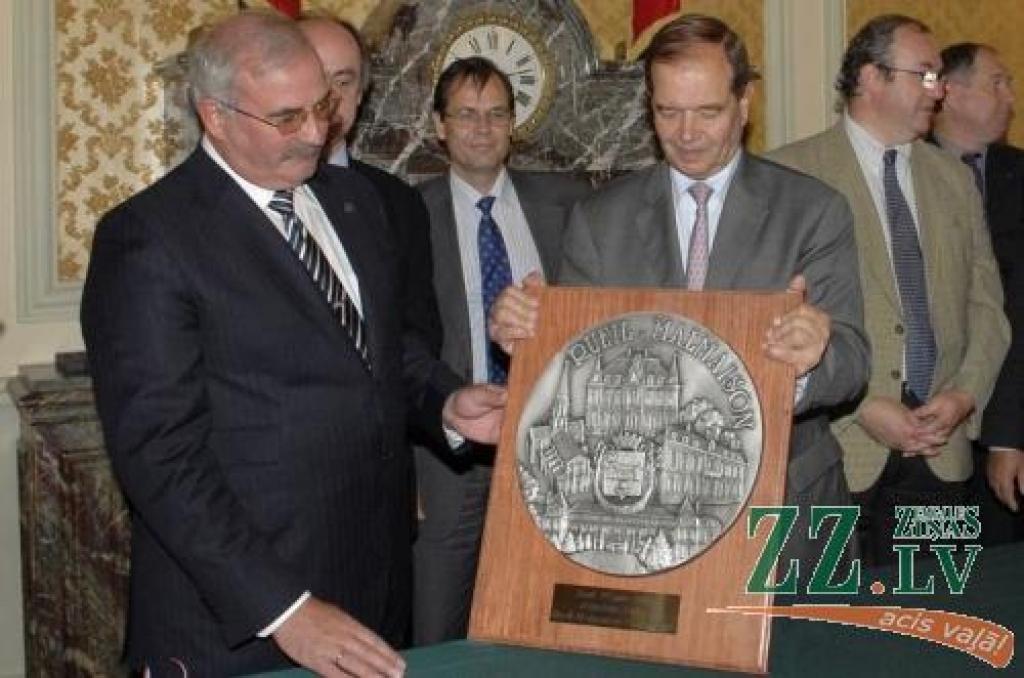 Jaunās sadraudzības pilsētas mērs Patriks Oljērs pasniedza kolēģim A.Rāviņam simbolisku dāvanu.