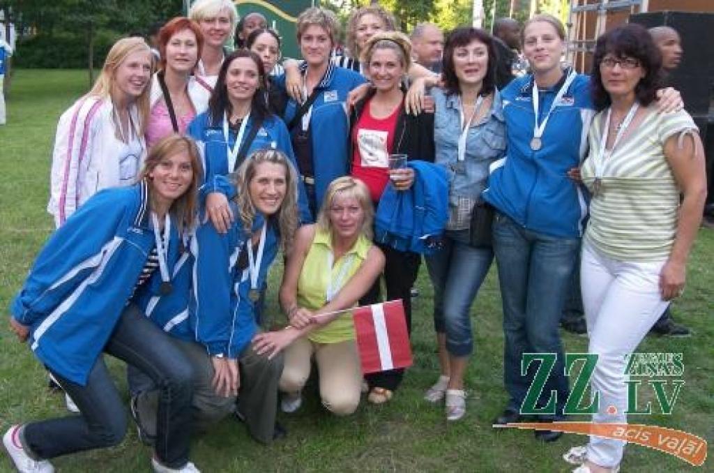 Pēc zaudētās finālspēles Horvātijas komanda jelgavnieces uzaicināja uz kopīgu fotografēšanos un revanša maču pēc diviem gadiem nākamajās Eiropas strādājošo sporta spēlēs Horvātijā.