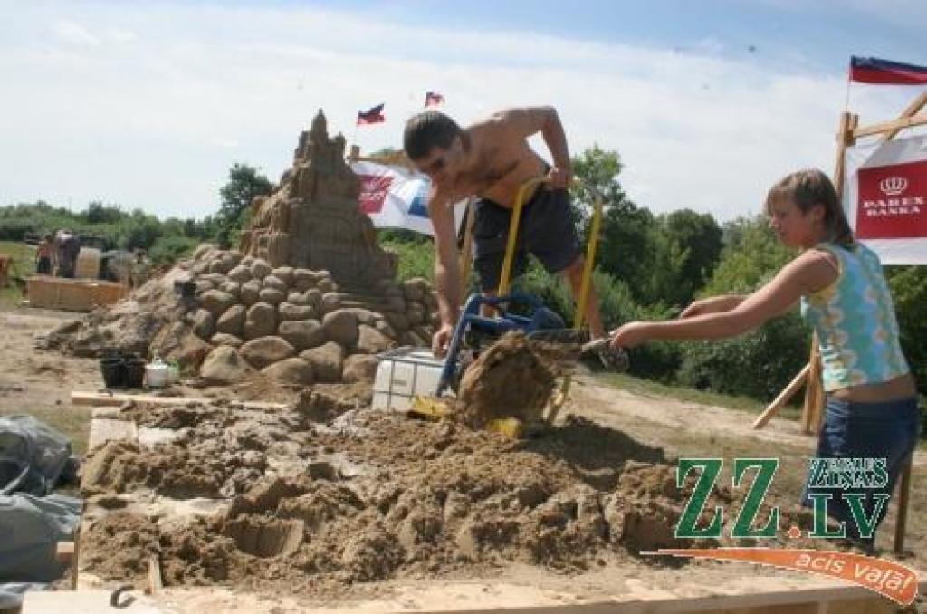 Tēlnieki no Krievijas Irina Čistjakova un Andrejs Molokovs iecerējusi interesantas konstrukcijas darbu, kura centrā būs mīlētāju pāris. Fonā – top Zigmunda Viļņa skulptūra meksikāniskās noskaņās.