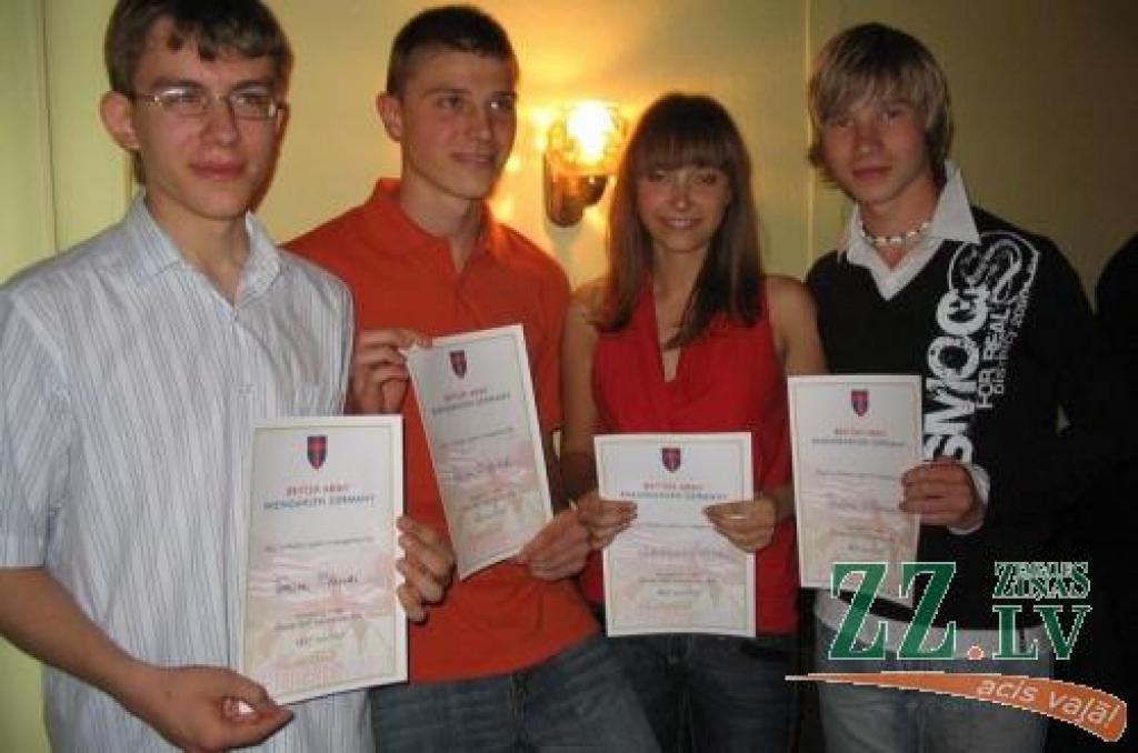 Starptautiskā jauniešu konkursa «Aliante 2007» sestās vietas ieguvēji Didzis (no labās) un Jekaterina kopā ar komandas biedriem Marcinu un Tomašu no Polijas. Foto no Didža Stāvauša albuma.