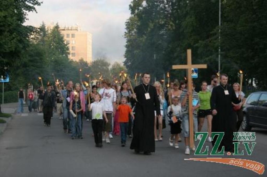 Lāpu gājienā devās vairāk nekā simts dalībnieku.