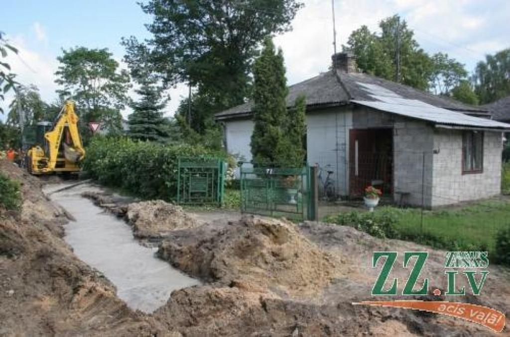 Kanalizācijas un ūdensvada izbūvēšana beigusies ar plūdiem privātmājas garāžā un dārzā.