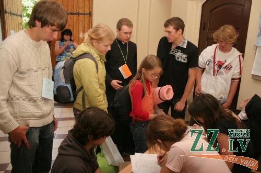 Vairāki pasākuma dalībnieki bija mērojuši tālu ceļu un mazliet aizkavējās, tādēļ tika pagarināta dalībnieku reģistrācija. 