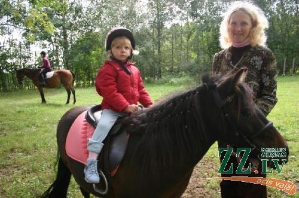 Pati jaunākā pasākuma dalībniece, nepilnus trīs gadus vecā Madara Pētersone jau apguvusi mazā ponija Lilī vadīšanas prasmi. Zirgus par savu izklaidi sauc arī viņas māmiņa Sanita.
Autors: Agris Samcovs.