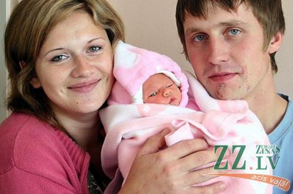 Katrīna un Pēteris Bondari ar mazo Evelīnu.
Autors: Agris Samcovs.