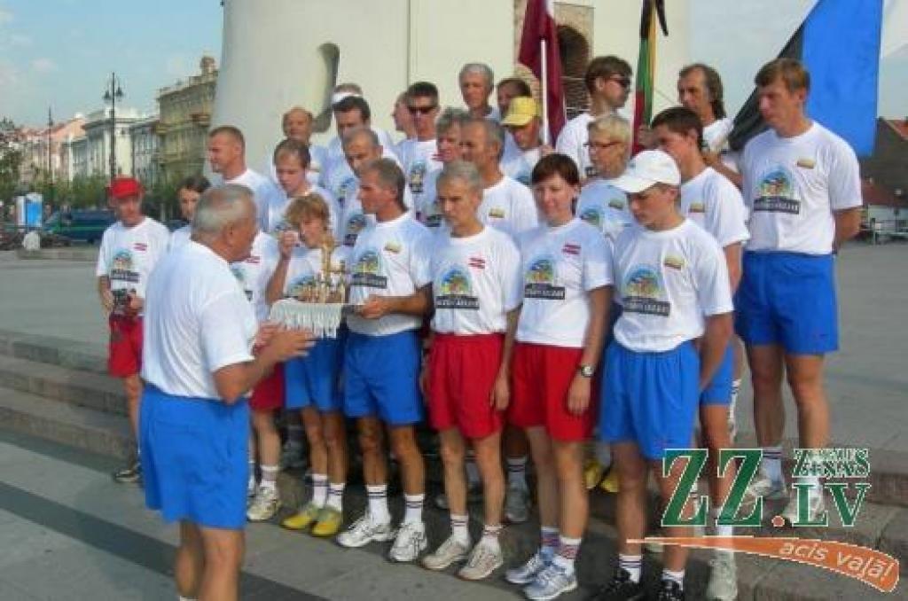 Lietuvas skrējēju asociācijas prezidents Romas Bernotas visiem skrējiena dalībniekiem dod pēdējos norādījumus pirms 600 km garās stafetes.
Autors: Līga Liepa.