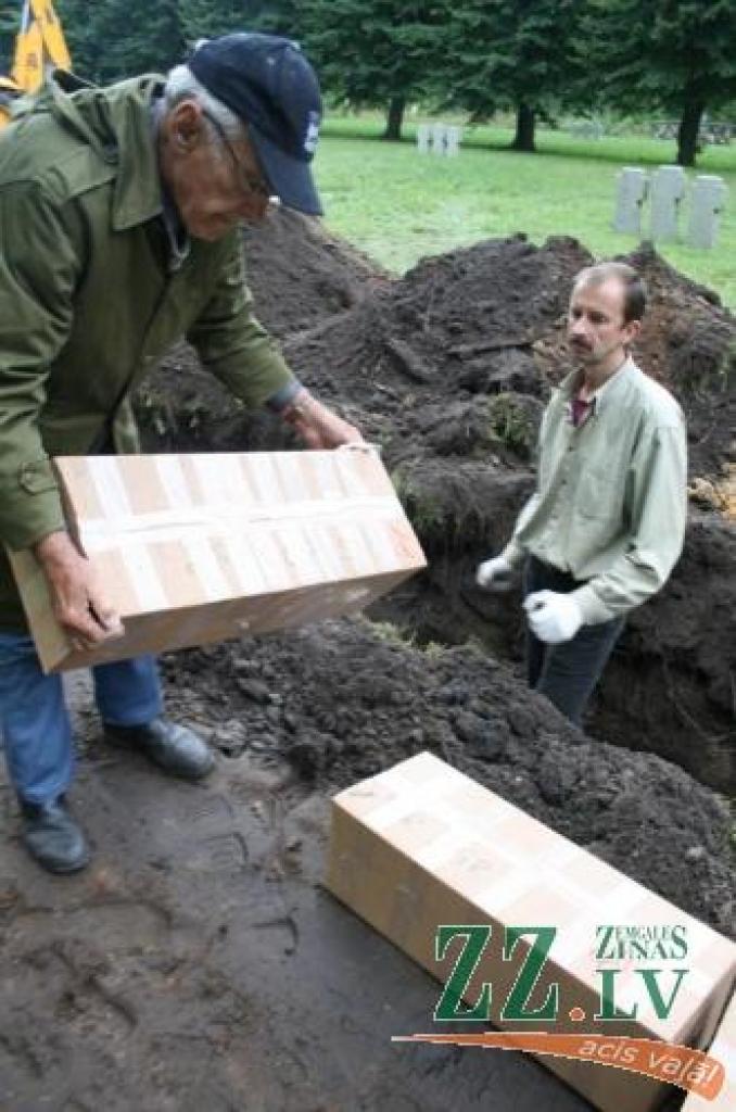 A.E.Hartmanis Miera kapos piedalās Jelgavā atrasto kritušo vācu karavīru apbedīšanā.
Autors: Agris Samcovs.