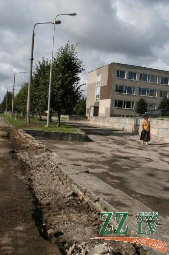 Apgaismojuma izbūves darbi Jelgavas 1.ģimnāzijas teritorijā jāpabeidz līdz mācību gada sākumam.
Autors: Agris Samcovs.