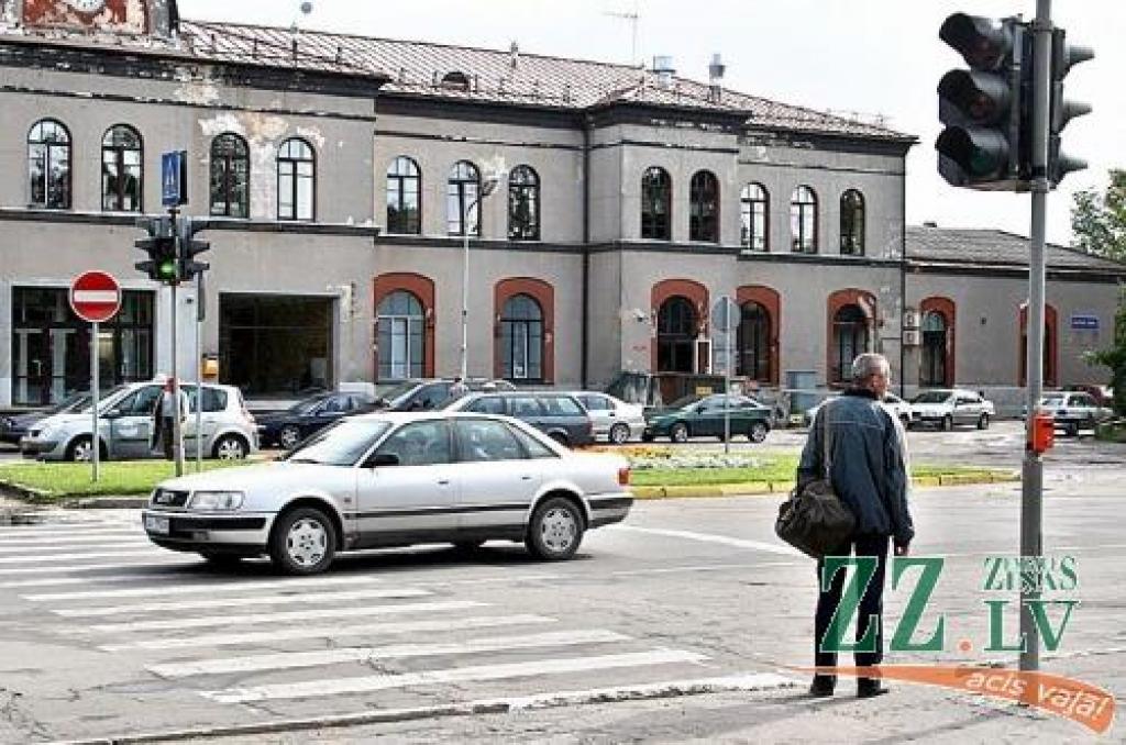 Luksofora dīvainās darbības dēļ pie stacijas ik dienu veidojas riska situācijas.
Autors: Agris Samcovs.