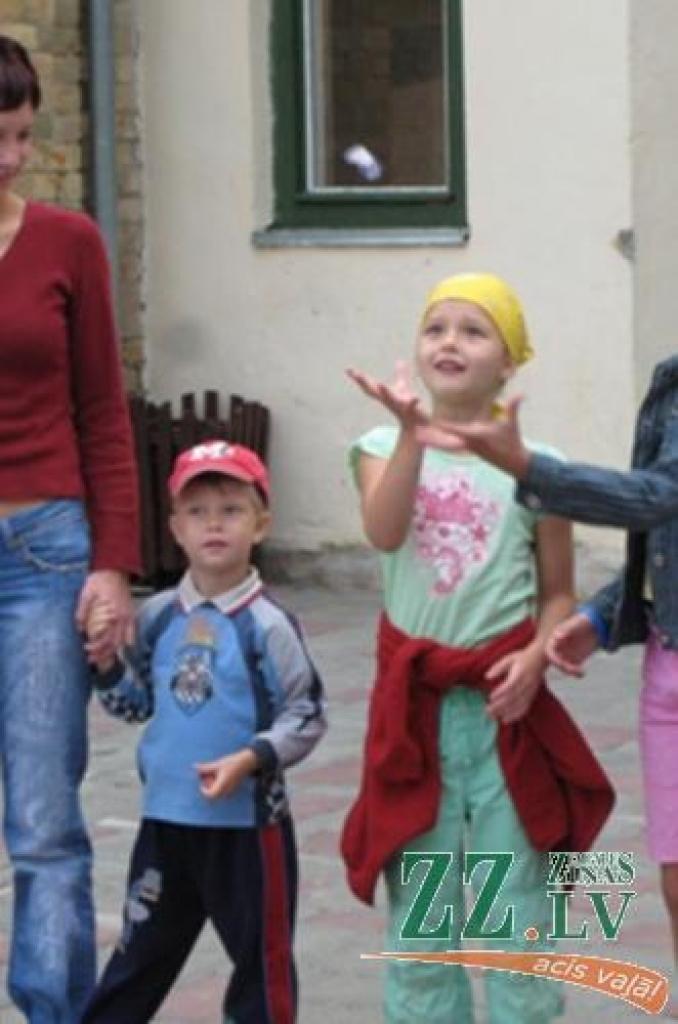 Viena no saldākajām atrakcijām mazajiem svētku dalībniekiem - konfekšu ķeršana.
Autors: Lāsma Antoneviča.
