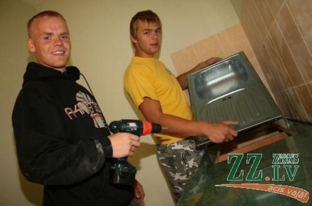 Lauku inženieru fakultātes pirmkursnieki Oskars Grīslis un Mikus Baltrums, kas jaunizbūvētā 7.dienesta viesnīcas mansarda labiekārtošanā strādā savu pirmo praksi, atzīst, ka šeit varētu dzīvot diezgan ērti.
Autors: Agris Samcovs.