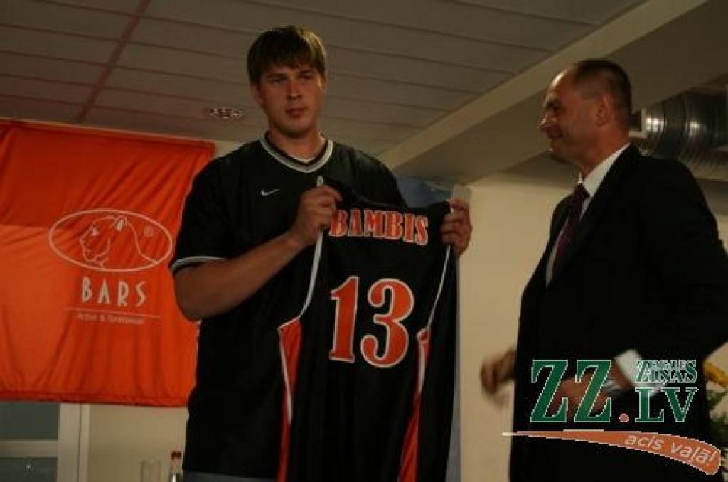 Komandas jaunieguvumam Jānim Bambim tiek «velna» ducis.
Autors: Agris Samcovs.