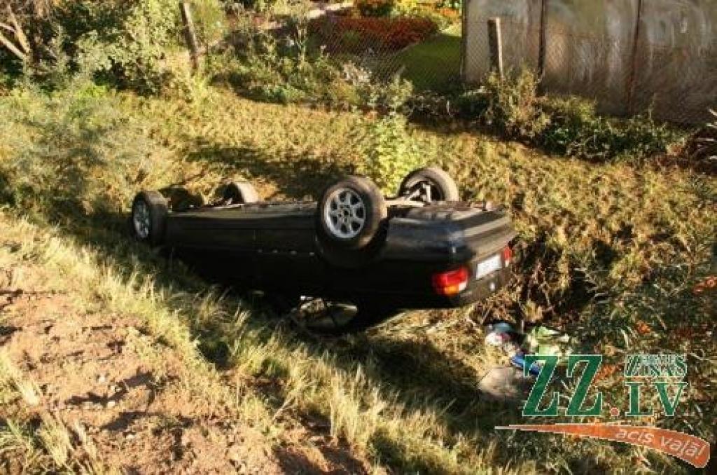 Grāvī nonākšanas iemesli šim BMW nav agresīva braukšana, tomēr vietējie iedzīvotāji stāsta, ka pa mazdārziņu rajonu ļoti bieži «lido» automašīnas, apdraudot citu satiksmes dalībnieku drošību.
Autors: Inga Karlinska.