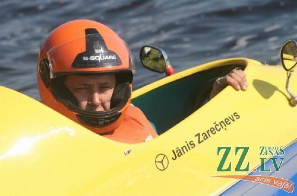 T-550 klases braucēju Jāni Zarečņevu brauciena sākumā uzņemtais ātrums šķiet tik ļoti apreibināja, ka vīrs otrreiz aiztraucās uz starta boju un palaida priekšā visus konkurentus. Tādas kļūdas gadoties ļoti reti. 
Autors: Agris Samcovs.