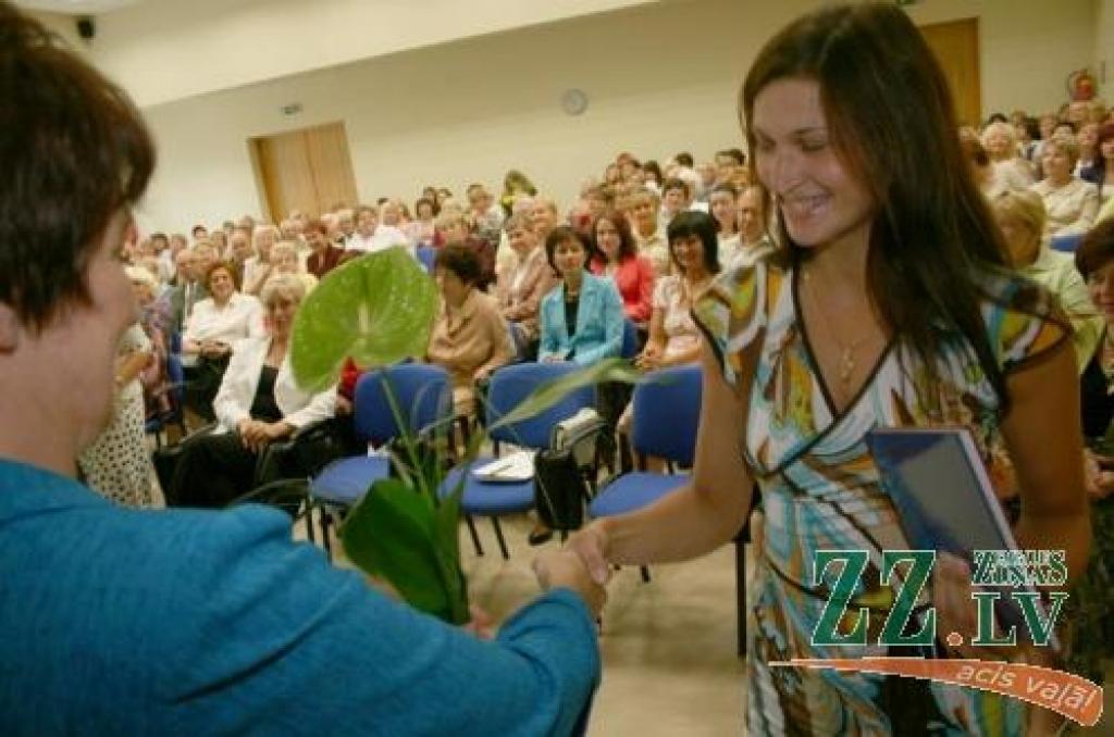 Jelgavas pilsētas Izglītības pārvaldes vadītāja Gunta Auza sveic jauno 1.ģimnāzijas sporta skolotāju Aļonu Sukonnovu.
Autors: Agris Samcovs.