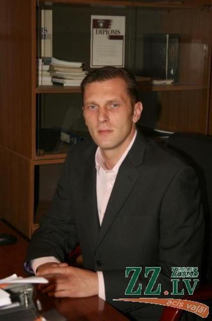 Saulvedis Šalājevs aktīvi līdzdarbojies ne viena vien smaga nozieguma atklāšanā Jelgavā, taču tagad viņam uzticēta drošības pārraudzība ļoti nozīmīgā un noslogotā satiksmes mezglā – Rīgas lidostā.
Autors: Inga Karlinska.