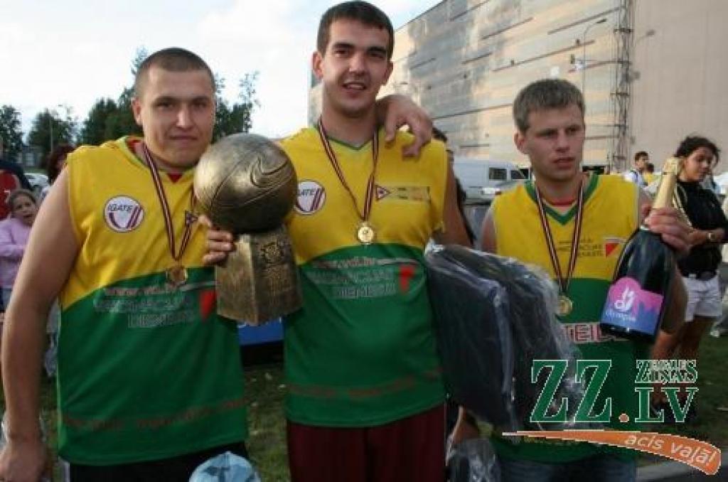 Jelgavnieki (no kreisās) Edgars Krūmiņš, Edgars Tramdaks un Māris Masaļskis triumfējuši «GE Money 2007» sezonas turnīra E grupā. Noslēdzošajā posmā Rīgā slimības dēļ nespēlēja komandas biedrs Kaspars Bērziņš. 
Autors: Agris Samcovs.