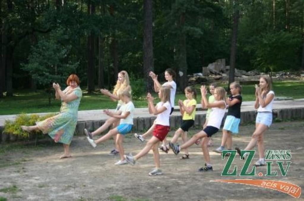 Atvadoties no nometnes desmitās vasaras, dejā ar «Lediņu» nometnes meitenēm vienojās «Jundas» direktore Silvija Andersone. 
Autors: Krišjānis Grantiņš.