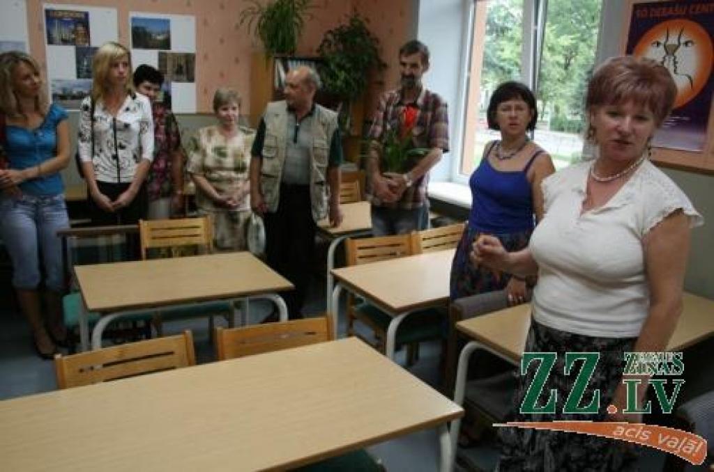 Jelgavas Spīdolas ģimnāzijas direktora vietniece administratīvi saimnieciskajā darbā Ilze Miezīte un mācību iestādes vadītāja Ilze Vilkārse demonstrē JIP pārstāvjiem gatavību jaunajam mācību gadam.
Autors: Agris Samcovs.